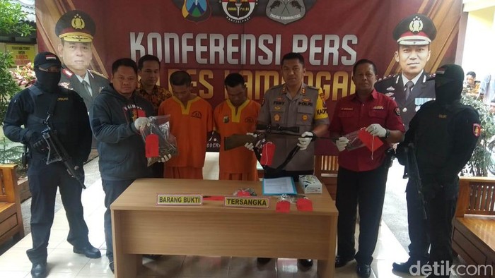 Dua Warga Lamongan Diamankan Gegara Sebuah Senpi Rakitan