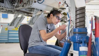 Calon astronot NASA, Jasmin Moghbeli saat latihan pemeliharaan mesin jet T-38 di Houston, Texas, AS. Foto: NASA/Josh Valcarcel