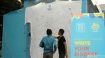 Warga Tulis Harapan di Kaos Raksasa