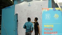 Para pengunjung yang hadir bisa turut serta menulis harapan-harapan mereka di tahun 2020 mendatang, di atas kaos polos raksasa tersebut.