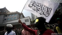 Terkait adanya aksi demo, Jl Dr Ide Anak Agung Gde Agung ditutup sehingga lalu lintas dari Stasiun Tebet di Jl Prof Dr Satrio tidak dapat berbelok ke arah Mega Kuningan. Kapolres Jaksel, Kombes Bastoni Purnama, mengatakan ada 700 personel kepolisian yang dikerahkan untuk mengamankan jalannya aksi demo. Dia mengatakan massa akan mulai aksi demo setelah salat Jumat.