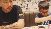 Dimas bukan hanya dekat dengan Sheila, ia juga tampak akrab dengan anak-anak Sheila. Salah satunya ketika momen Dimas menemani Nael belajar makan menggunakan sumpit. Foto: instagram @itssheilamj