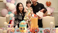 Keluarga kecil Mita begitu kompak, termasuk saat merayakan ulang tahun sang anak. Mereka membuat pesta lengkap dengan kue-kue ulang tahun menggemaskan. Foto: Instagram mitasoedarjo