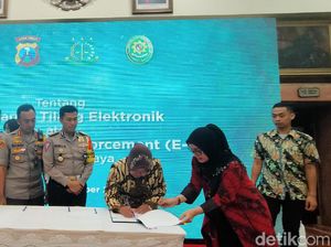 Senangnya Risma Karena e-Tilang di Surabaya Akan Segera Diterapkan