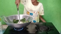 Seperti pada momen ini, Bunga Salsabila memasak oseng-oseng daun pepaya. Ia juga tampak lihai saat memasak daun pepaya. Selama memasak ia juga diawasi oleh Mamanya. Foto: Instagram @bunga_salsabila