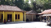 Selain itu, suasana kediaman milik Waluyo tampak sangat lengang dan tidak ada aktivitas yang berarti. Bahkan, pintu di rumah bercat warna kuning ini sebagian besar tampak tertutup rapat.
