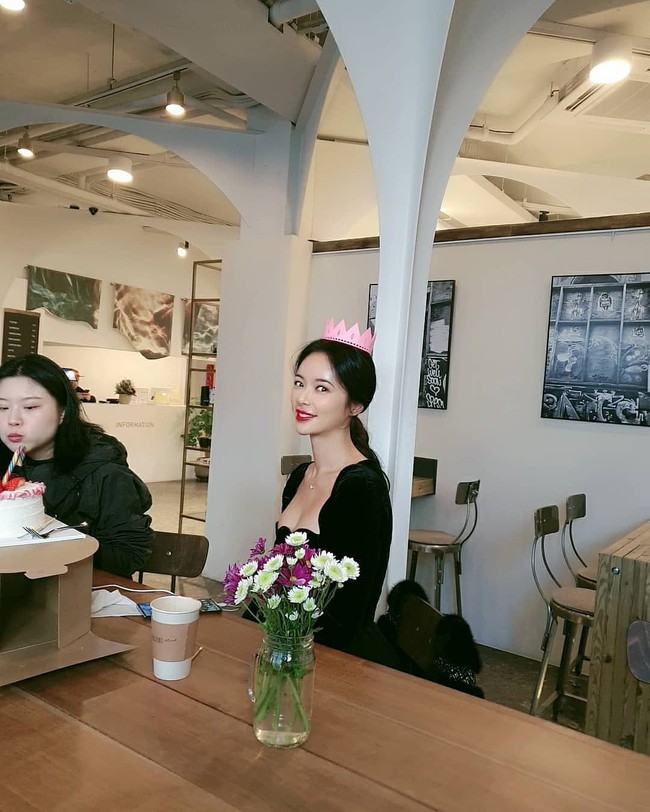 Namun, tak sedikit netizen lain juga lebih mendukung, menjelaskan bahwa itu adalah pilihan Hwang Jung Eum untuk menjalani operasi plastik atau tidak, dan bahwa dia cantik juga. Foto: Instagram