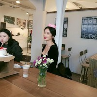 Namun, tak sedikit netizen lain juga lebih mendukung, menjelaskan bahwa itu adalah pilihan Hwang Jung Eum untuk menjalani operasi plastik atau tidak, dan bahwa dia cantik juga. Foto: Instagram