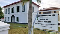 Tangsi Belanda merupakan salah satu bangunan cagar budaya peninggalan zaman kolonial Belanda di kawasan Siak, Riau.