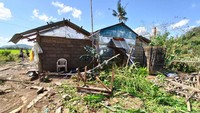 Phanfone yang memiliki kecepatan mencapai 200 kilometer per jam itu merontokkan atap rumah-rumah warga. AP Photo/Leo Solinap.
