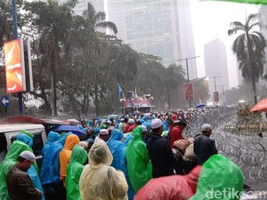 Massa Peduli Uighur Gelar Salat Asar di Tengah Hujan Deras