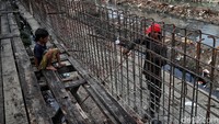 Sejumlah pekerja tengah membuat tanggul di Kali Sentiong, Kampung Rawa Johar Baru, Jakarta, Jumat (27/12).
