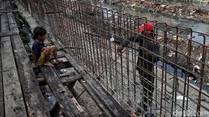 Tanggul, Bentengi Kampung Rawa Johar Baru dari Banjir