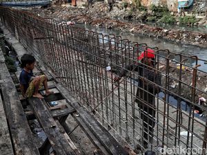 Tanggul, Bentengi Kampung Rawa Johar Baru dari Banjir