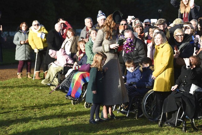 Momen Natal ini terasa spesial karena pertama kalinya Pangeran George (6) dan Putri Charlotte (4) bergabung di tradisi Natal tersebut bersama Ratu Elizabeth II. Foto: AP