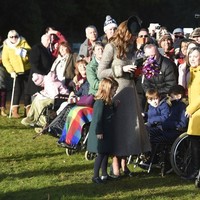 Momen Natal ini terasa spesial karena pertama kalinya Pangeran George (6) dan Putri Charlotte (4) bergabung di tradisi Natal tersebut bersama Ratu Elizabeth II. Foto: AP