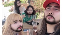 Berkumpul bersama teman-temannya, begini pose lucu Park Jiyeon dengan efek kumis saat menikmati segelas es cokelat. Foto: Instagram @jiyeon2__