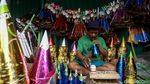Pedagang Terompet Menjamur Menyambut Tahun Baru