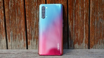 Reno3 punya bobot 180 gram, sedikit lebih berat ketimbang versi pro. Foto: Sina Mobile