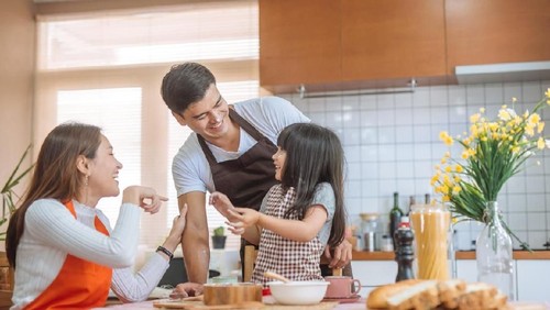 Daughter help parent preparing the bake  Family concept.