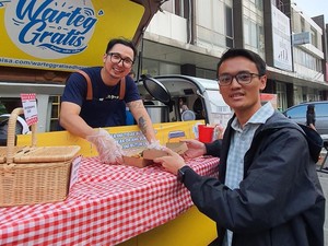 Bukan Cari Untung, YouTuber Ini Malah Buka Warteg Gratis