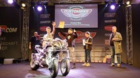 Hasilnya, Yamaha Niken garapan GOC tersebut mendapatkan gelar craziest bike award dan menyingkirkan lebih dari 1.000 model motor custom lain yang berpartisipasi di ajang tersebut.Foto: ultimatemotorcycling