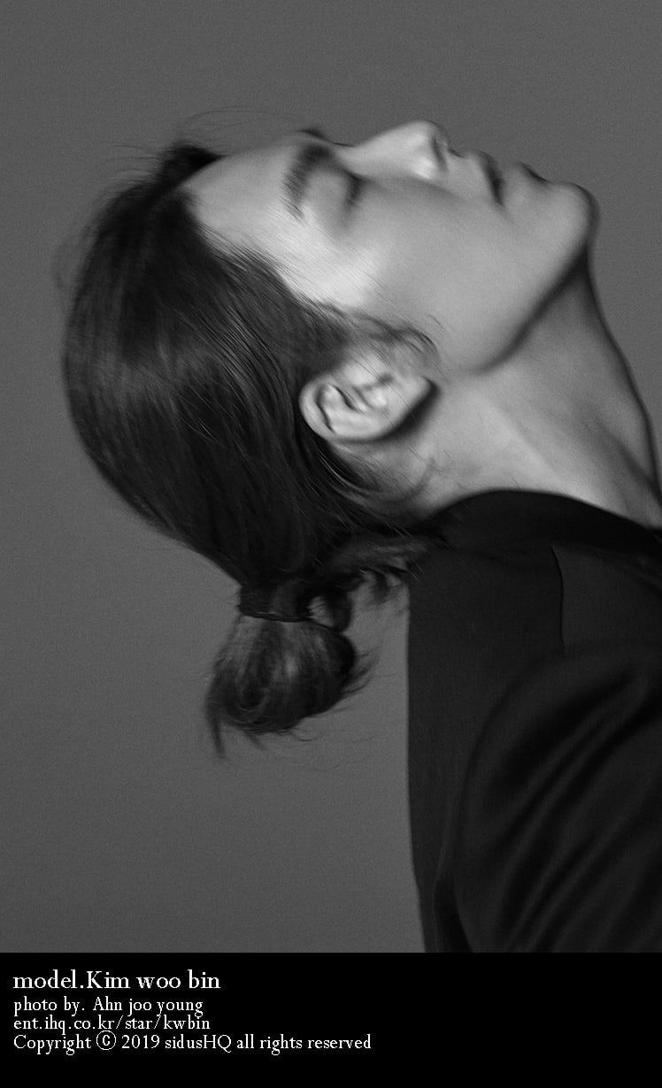 potret hitam-putih Kim Woo Bin