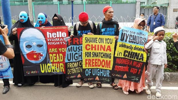 Massa Aksi Bela Muslim Uighur Mulai Datangi Kedubes China