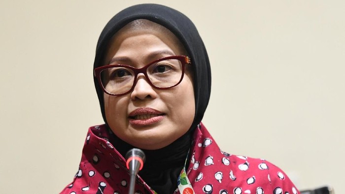 Pelaksana Harian (Plh) Juru Bicara KPK yang baru Ipi Maryati menyampaikan konferensi pers di gedung KPK, Jakarta, Jumat (27/12/2019). Dalam kesempatan tersebut, Firli Bahuri mengenalkan dua Pelaksana harian (Plh) juru bicara KPK antara lain Ipi Maryati dalam bidang pencegahan dan Ali Fikri dalam bidang penindakan. ANTARA FOTO/M Risyal Hidayat/wsj.