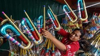Terompet yang dijajakan para pedagang itu pun beraneka bentuk, ukuran, dan warna.