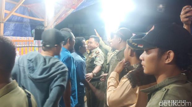 Satpol PP Nyaris Ricuh Dengan Pedagang Kembang Api.