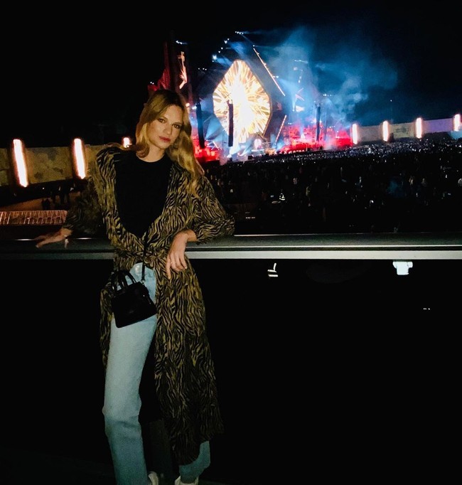 Model Inggris Nadine Leopold juga menghadiri festival musik yang diadaka di Riyadh, Arab Saudi ini. Gaya Nadine pun terlihat lebih santai, ia memakai kaus hitam dan celana jeans dan luaran bermotif. Foto: Instagram