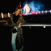 Model Inggris Nadine Leopold juga menghadiri festival musik yang diadaka di Riyadh, Arab Saudi ini. Gaya Nadine pun terlihat lebih santai, ia memakai kaus hitam dan celana jeans dan luaran bermotif. Foto: Instagram