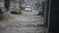 Akibat dari banjir itu para pengendara pun mengalami kesulitan saat melintas di kawasan tersebut. Antara Foto/Novrian Arbi.
