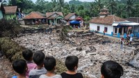 Sejumlah anak melihat sisa puing-puing rumah yang terbakar di Kampung Tarikolot, Lebak, Banten, Kamis (26/12/2019). ANTARA FOTO/Muhammad Bagus Khoirunas.