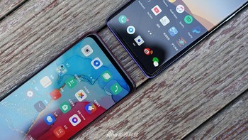 Selain itu layar Reno3 Pro dibuat dengan tepian melengkung, sedangkan Reno3 tampil biasa. Foto: Sina Mobile