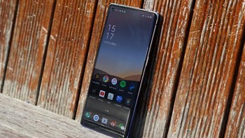 Ponsel ini hadir dengan layar AMOLED dengan bentangan 6,5 inch Full HD+ dengan refresh rate 90Hz dan mendukung HDR10+. Foto: Sina Mobile