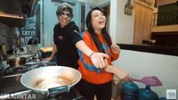  Tak hanya satu atau dua video saja, hasil kolaborasi video mereka di YouTube cukup banyak. Ini keseruan mereka saat masak bersama. Foto: YouTube/Instagram
