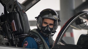 Calon astronot NASA, Raja Chari saat latihan menerbangkan pesawat jet T-38. Foto: NASA/James Blair