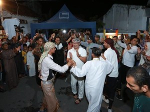Kulineran di Kampung Arab Banyuwangi, Ridwan Kamil Ngopi Sambil Kunyah Kurma