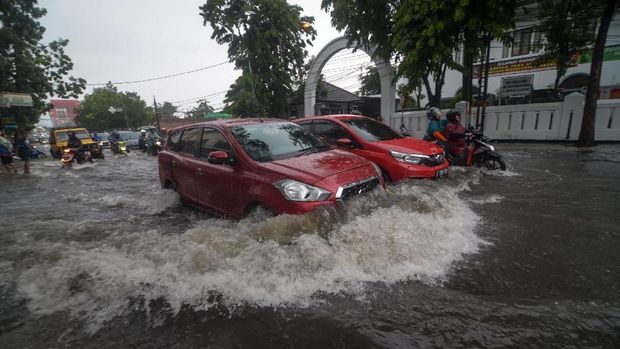 Ilustrasi berkendara naik mobil saat hujan
