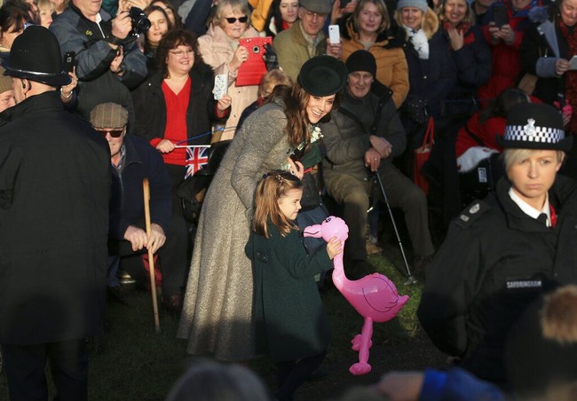 Untuk kesempatan istimewa tersebut, Kate Middleton dan Putri Charlotte tampil kompak. Putri Charlotte memakai coat hijau zamrud yang senada dengan topi, clutch dan heels ibunya. Foto: AP