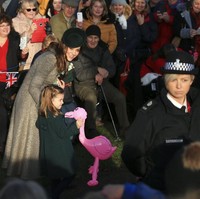 Untuk kesempatan istimewa tersebut, Kate Middleton dan Putri Charlotte tampil kompak. Putri Charlotte memakai coat hijau zamrud yang senada dengan topi, clutch dan heels ibunya. Foto: AP