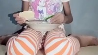 Momen Bunga Salsabila ketika makan nasi dan kerupuk ini sukses bikin netizen ngakak. Pasalnya dalam video tersebut gaya berbicara bocah perempuan ini sangat kocak. Foto: Instagram @bunga_salsabila