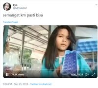 Pamer Agar-agar Lucu, Bocah Perempuan Ini Alami Hal Apes