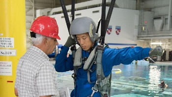 Mereka mengikuti latihan bersama dua calon astronot lainnya dari Badan Antariksa Kanada (CAS). Foto: NASA/David DeHoyos