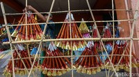 Harga yang dibanderol untuk tiap terompet pun beraneka ragam. Mulai dari belasan ribu hingga puluhan ribu rupiah tergantung ukuran dan bentuk terompetnya.