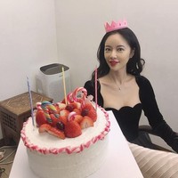 Pada postingannya itu, rahangnya tampak lebih ramping. Banyak yang berseru bahwa Hwang Jung Eum terlihat sangat berbeda dari sebelumnya. Foto: Instagram