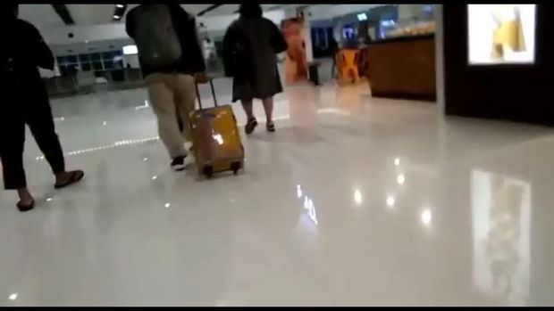 Tangkapan layar Nunung dan suaminya terlihat di Bandara Solo