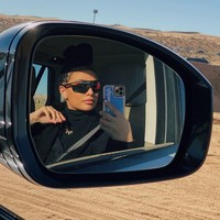 Founder brand kecantikan Kristen Noel Crawley sempat membuat Instagam-nya privat karena sejumlah kritikan. Ia menghapus salah satu foto ketika bermain di padang pasir namun menyisakan satu foto berikut. Foto: Instagram